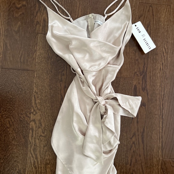 Saints and secrets Champagne dress $68.95 new with tags size x small - Picture 4 of 7